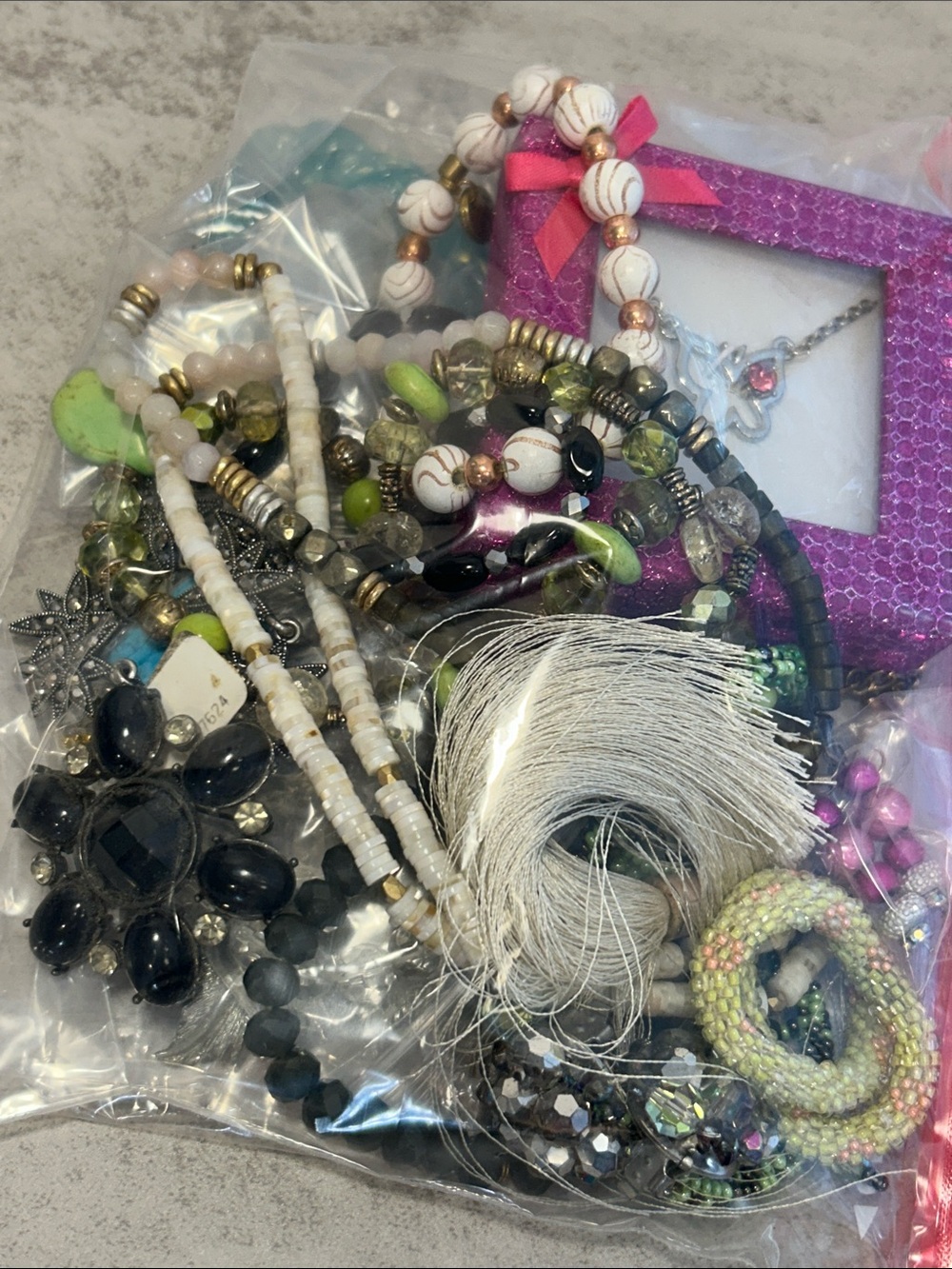 Bundle of 20 pieces of jewelry (at least)